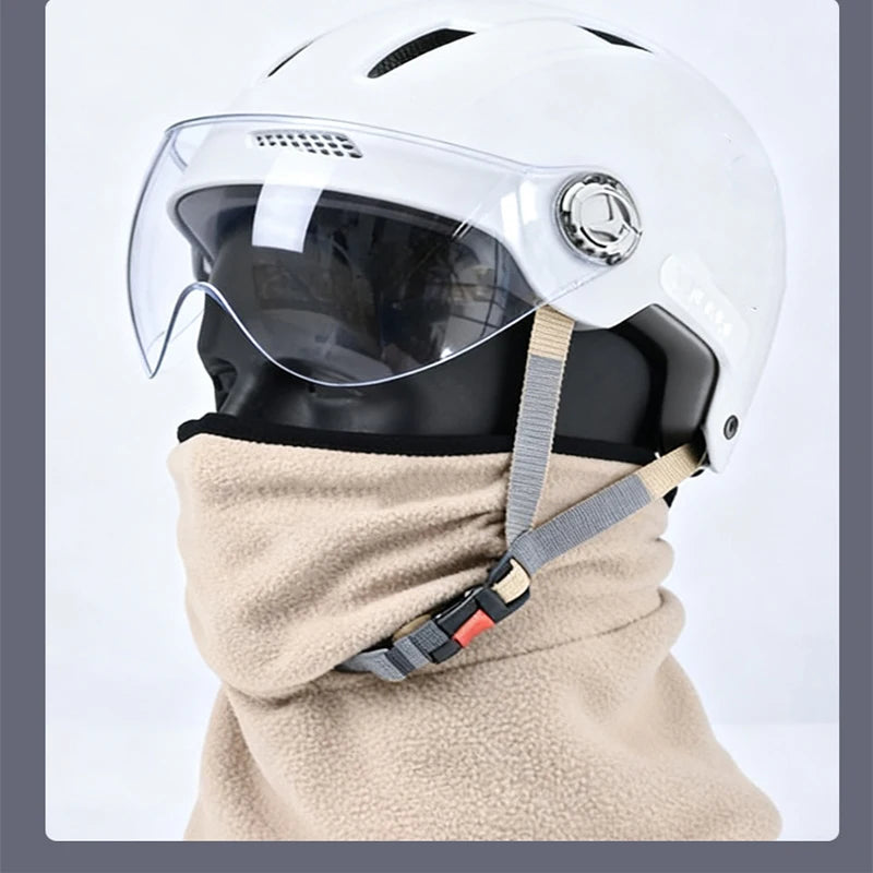 Fleece-Halswärmer unter einem Motorradhelm als Schutz vor Wind und Kälte
