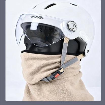 Fleece-Halswärmer unter einem Motorradhelm als Schutz vor Wind und Kälte