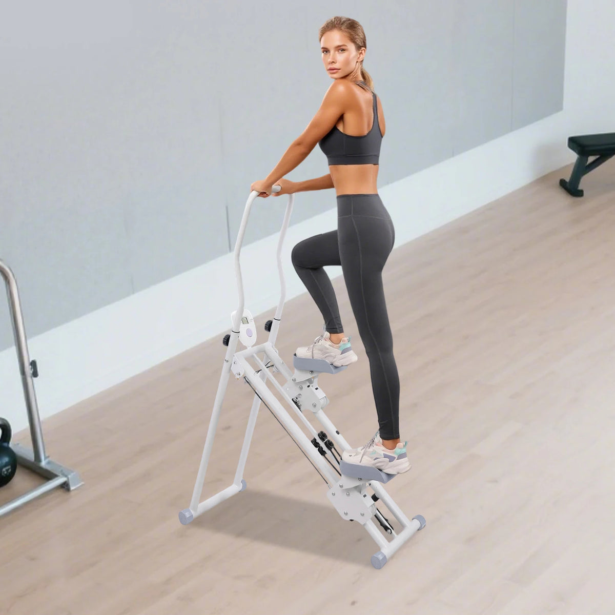 Frau trainiert auf einem weißen faltbaren Treppenstepper mit LCD-Display und Haltegriff im Home-Gym